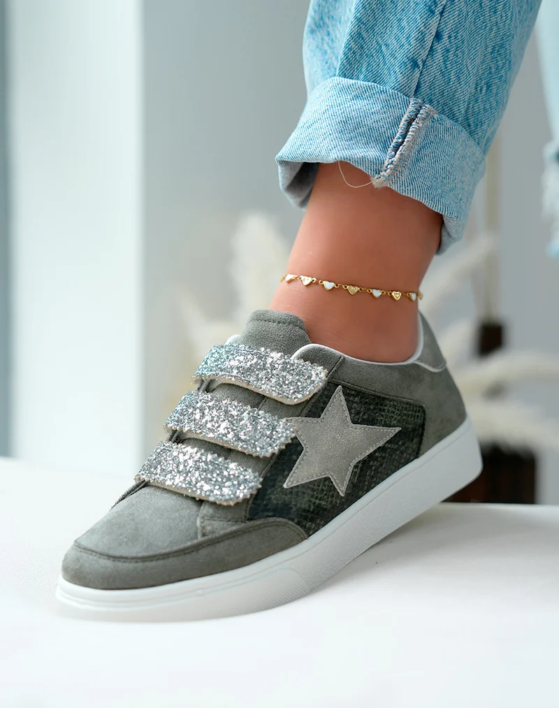 Baskets femme gris foncé effet daim avec empiècements croco vert et étoile argentée