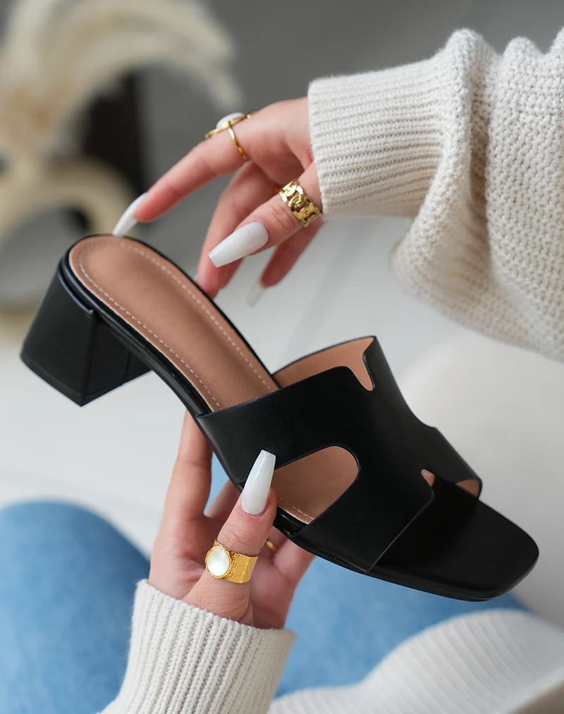 Mules Noires Femme à Petit Talon Carré et Brides Entrecroisées – Allure Contemporaine et Confort
