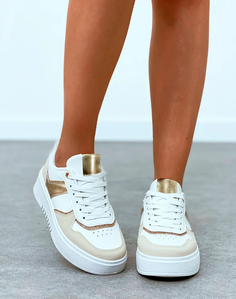 Baskets femme beige et blanche à empiècements et détail dorée