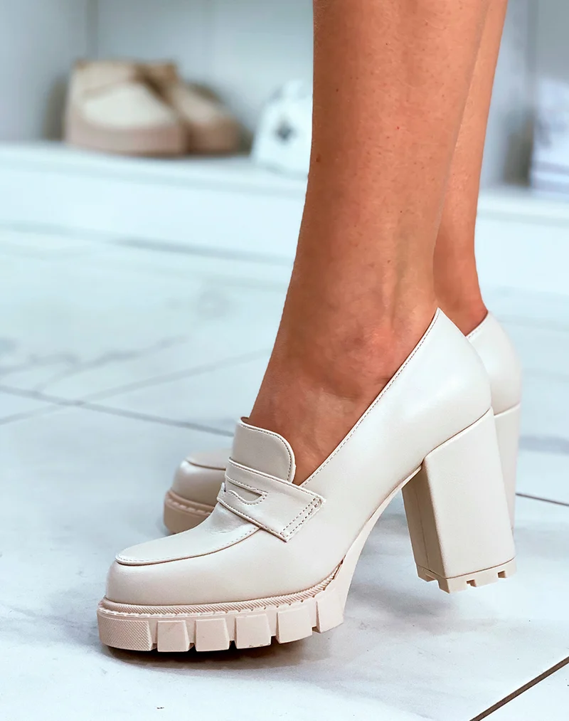 Mocassins beige mat à talons pour femme