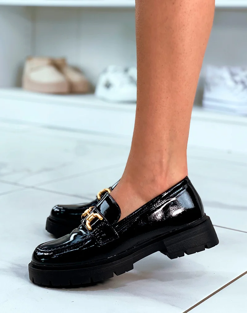 Mocassins noirs vernis à plateforme et à détail doré pour femme