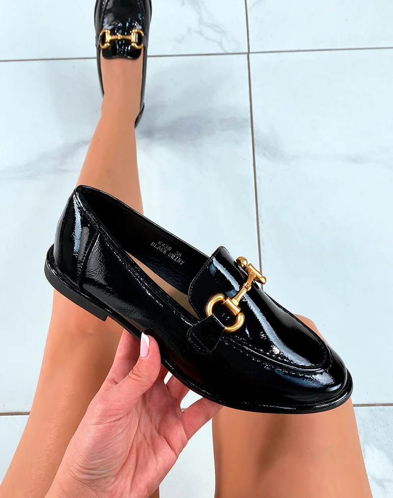 Mocassins noires vernis avec détail doré mat pour femme