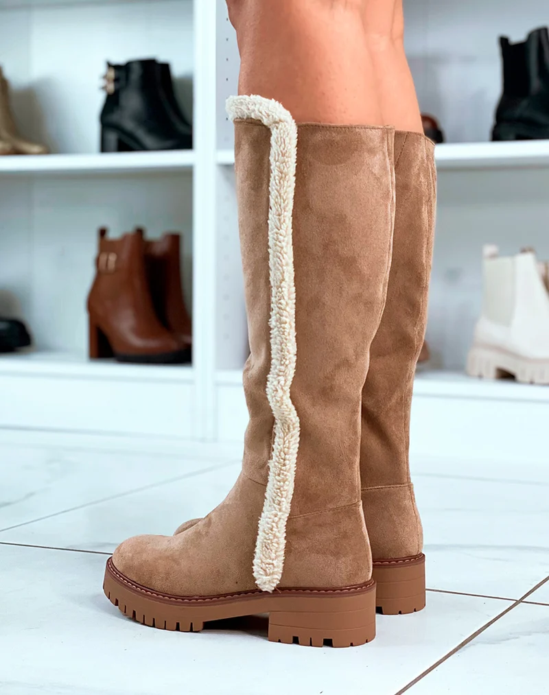 Bottes en suédine beiges et à détails en fausse fourrure
