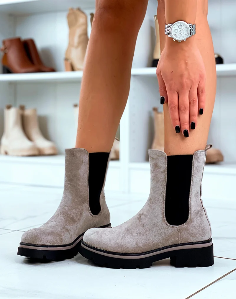 BOTTINES TAUPE EN SUÉDINE STYLE CHELSEA MONTANTES AVEC SEMELLE CRANTÉE