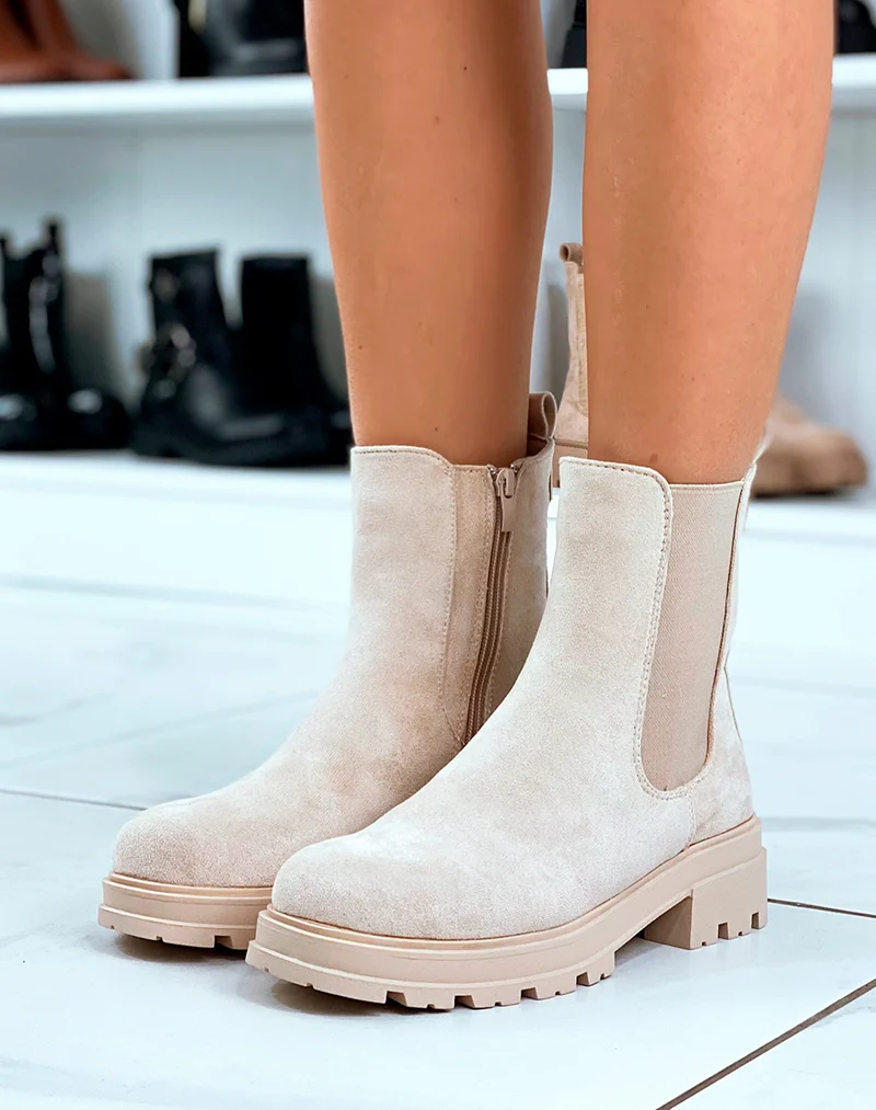 BOTTINES BEIGES EN SUÉDINE AVEC DÉTAIL DORÉ - STYLE CHELSEA