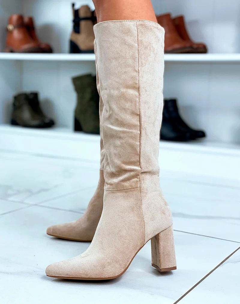 Charme Subtil : Bottes Beiges en Suédine à Bout Pointu