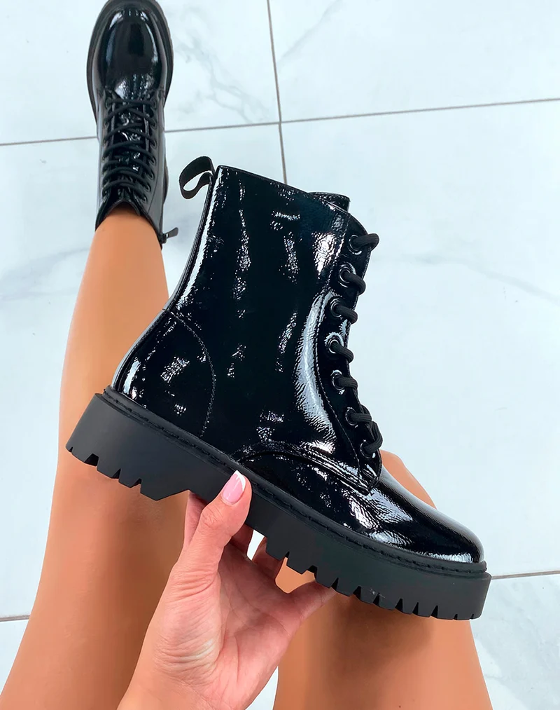 Bottines Noires en Vinyle à Lacets : L'Élégance Audacieuse Pour Femme