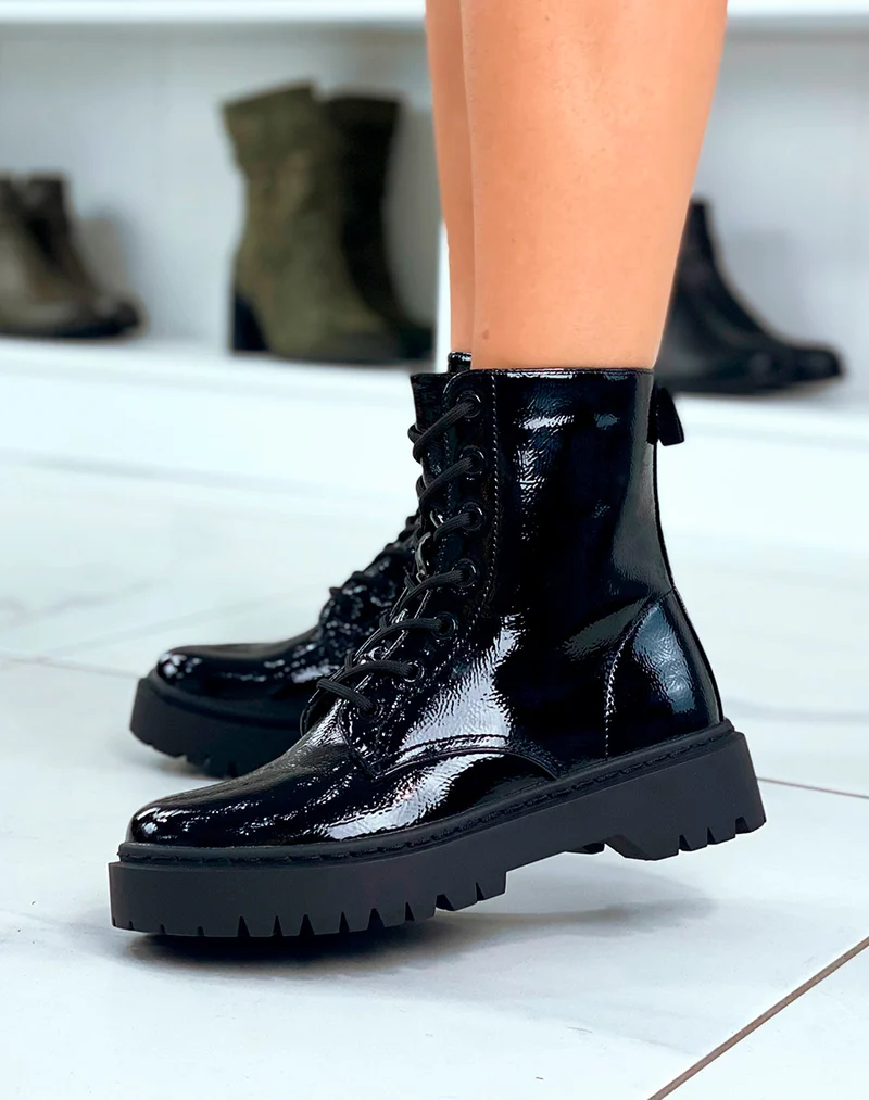 Bottines Noires en Vinyle à Lacets : L'Élégance Audacieuse Pour Femme