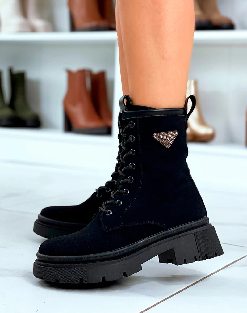 Bottines Noires en Suédine Montantes avec Détail Triangle à Strass