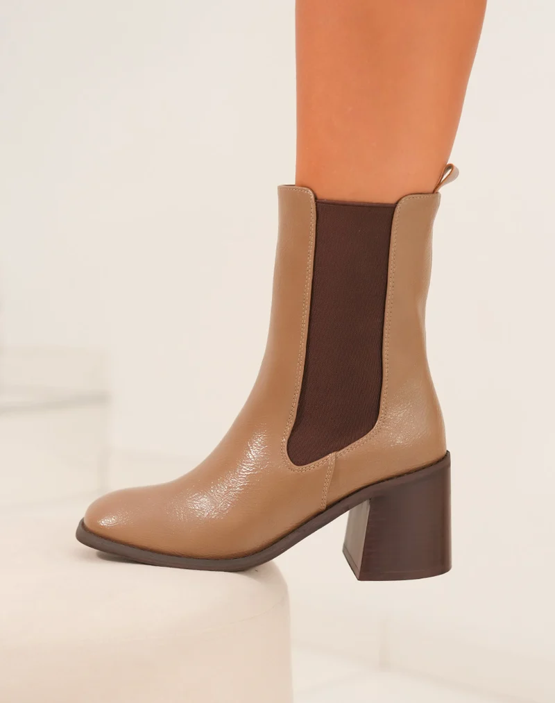 Charmantes Bottines Marron Chelsea avec Talon Carré et Finition Brillante