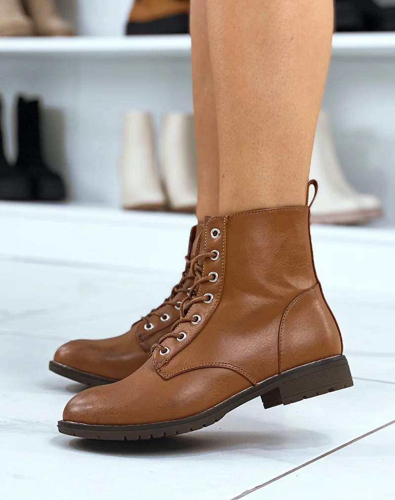 Bottines basses camel à lacets et semelle plate
