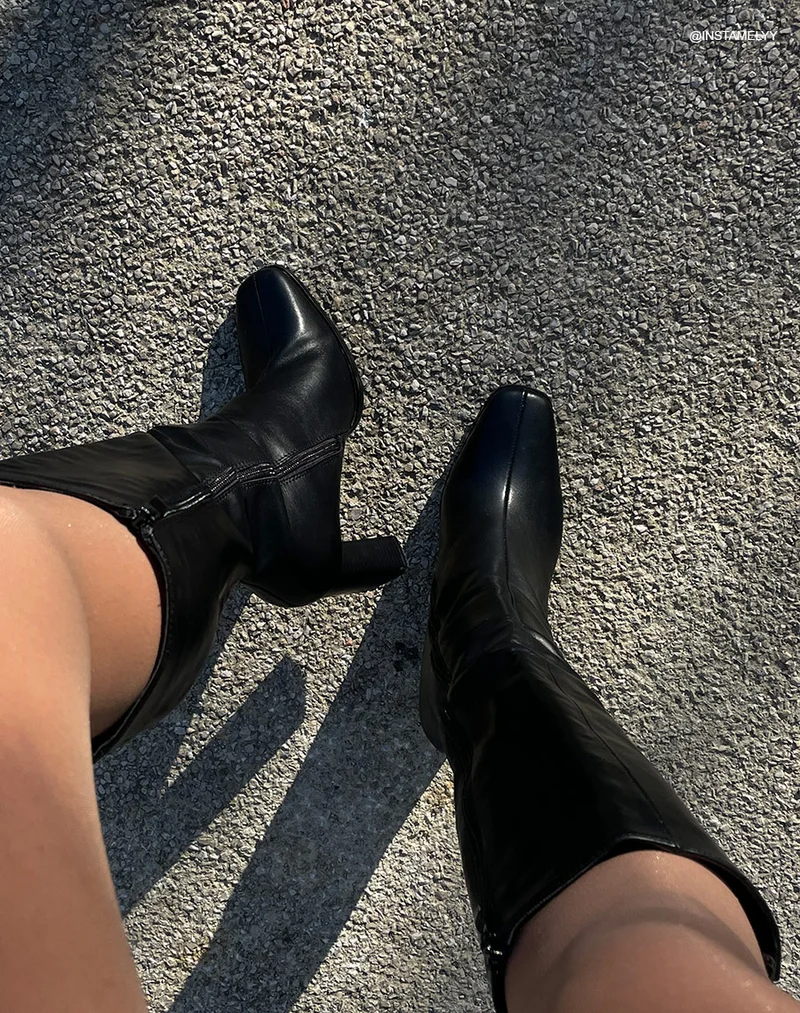 Bottes noires à bout carré et talon rectangulaire