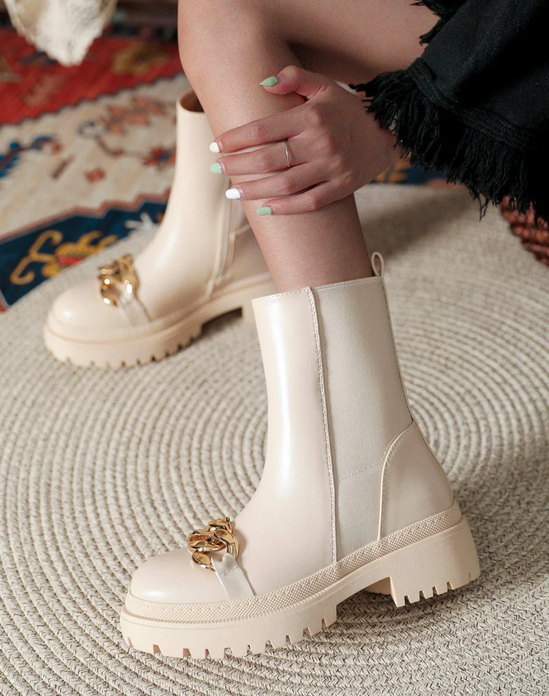 Bottines beiges ornées d’une chaîne dorée