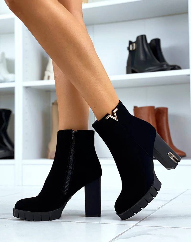 Bottines à talon en suédine à détails dorés