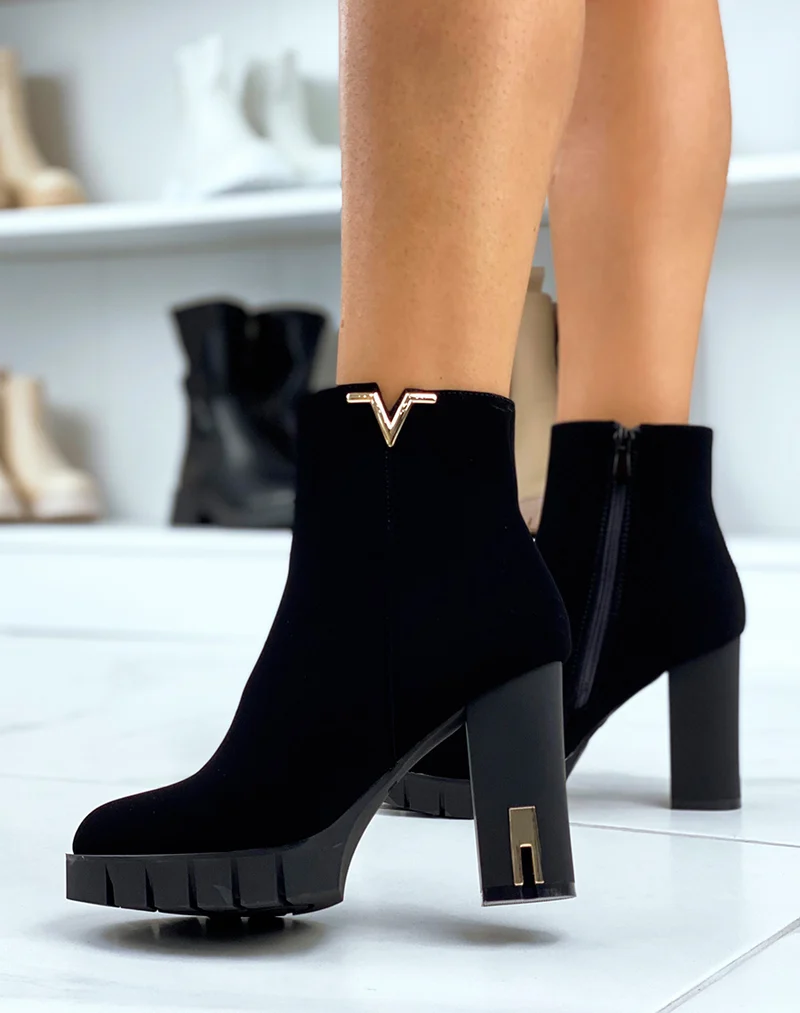 Bottines à talon en suédine à détails dorés