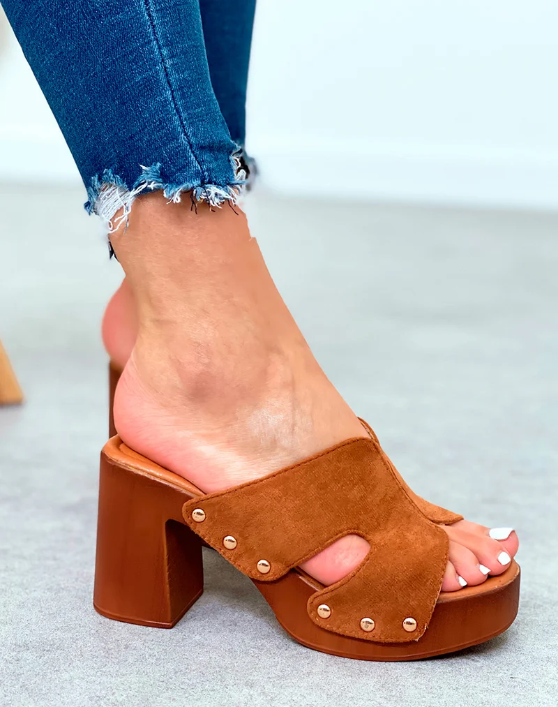 Mules sabots camel en suédine à talons carrés et à détails dorés