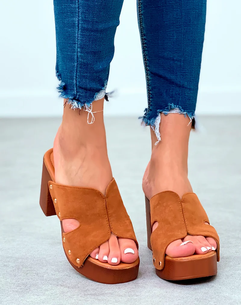 Mules sabots camel en suédine à talons carrés et à détails dorés