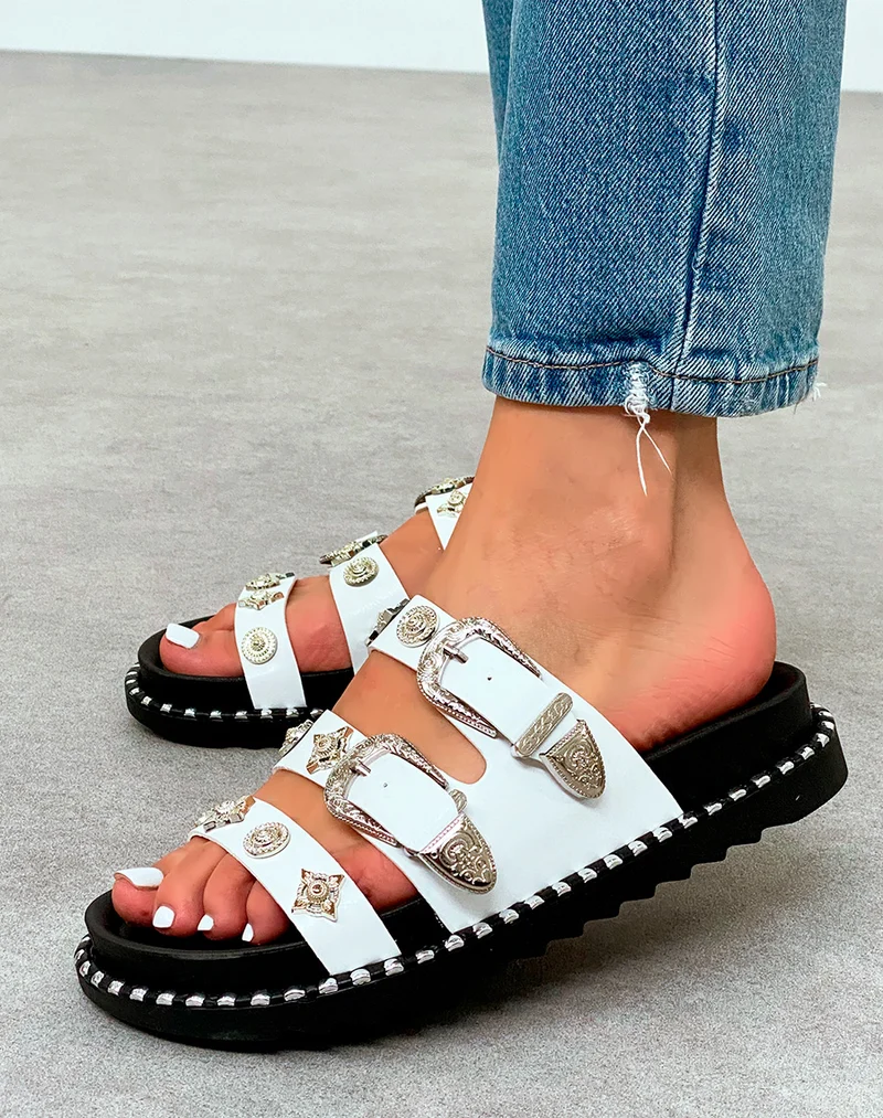 Mules Femme Blanches Cloutées avec Brides Bijoux Argentées et Plateforme Crantée