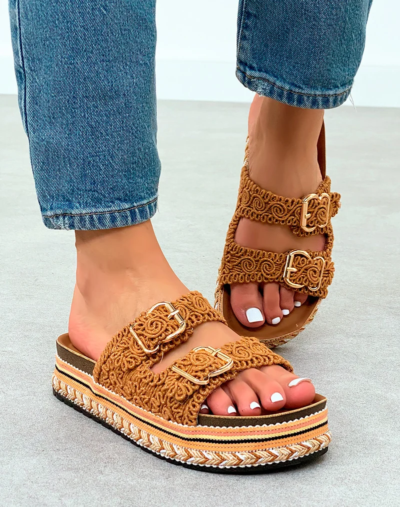 Mules Camel Brodées à Double Sangle – Élégance Ethnique et Confort