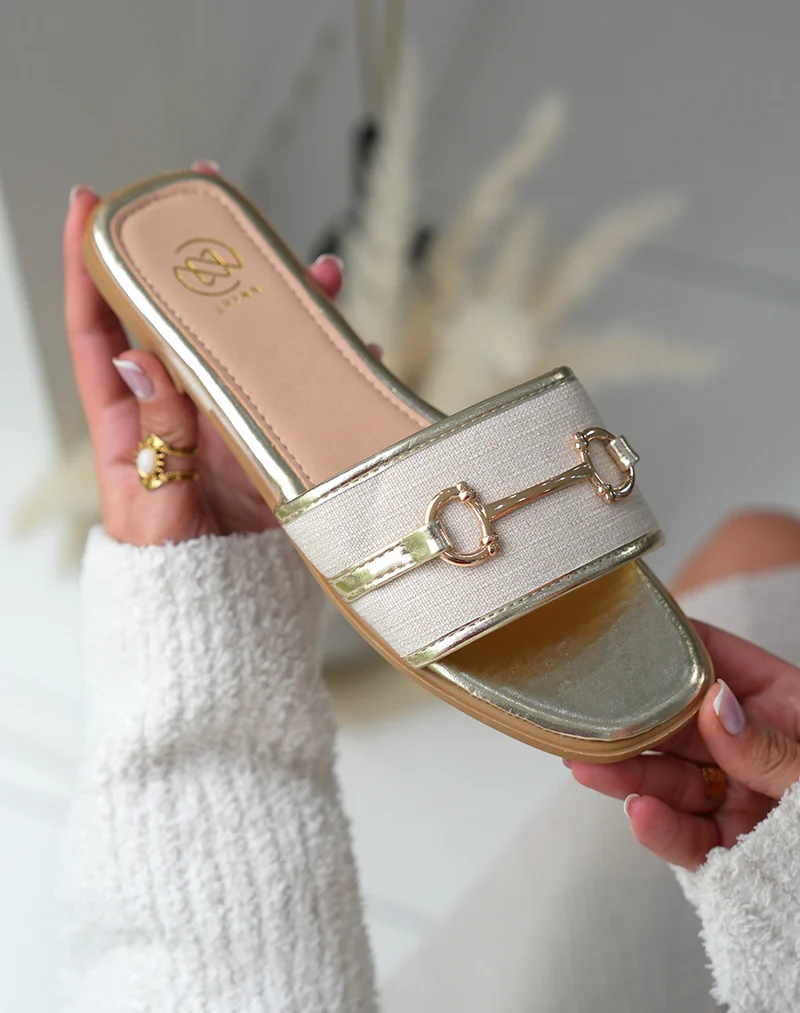 Mules Femme Dorées Tendance avec Tissu Beige et Ornement Bijou