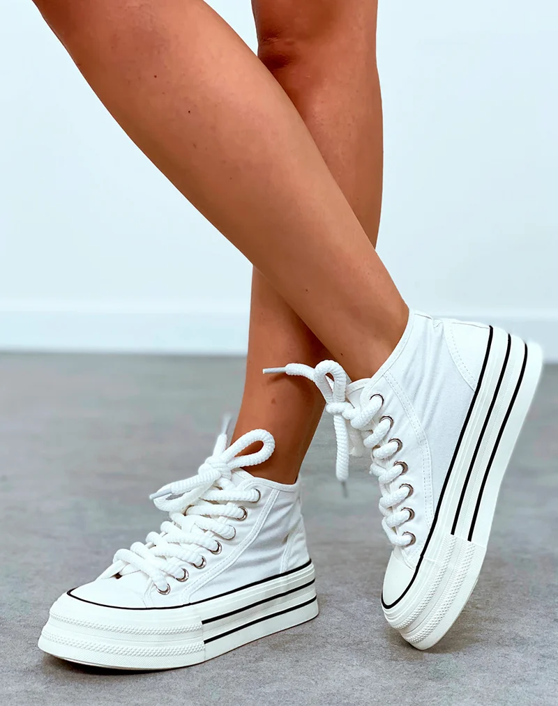Baskets blanches en toile à bandes noires à lacet épais et à plateforme
