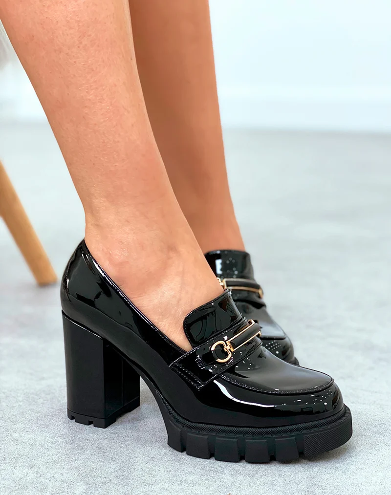 Mocassins noirs vernis à talon haut crantée et à détail doré