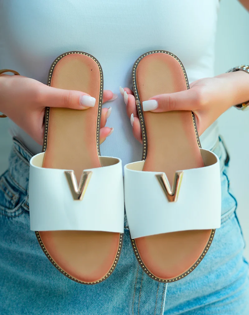 Mules blanche tendance à détail dorée pour femme