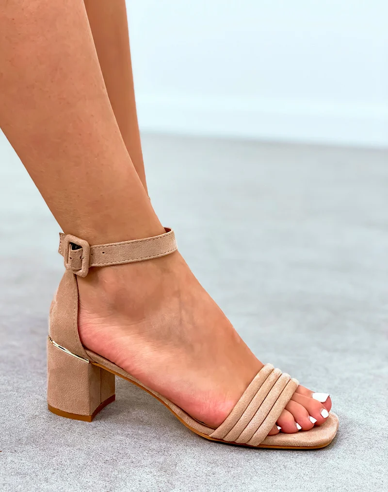Sandales beige en suédine à talon moyen avec lanières