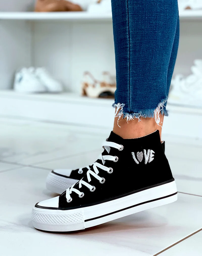 Basket en toile noires et à inscription Love avec détail cœur