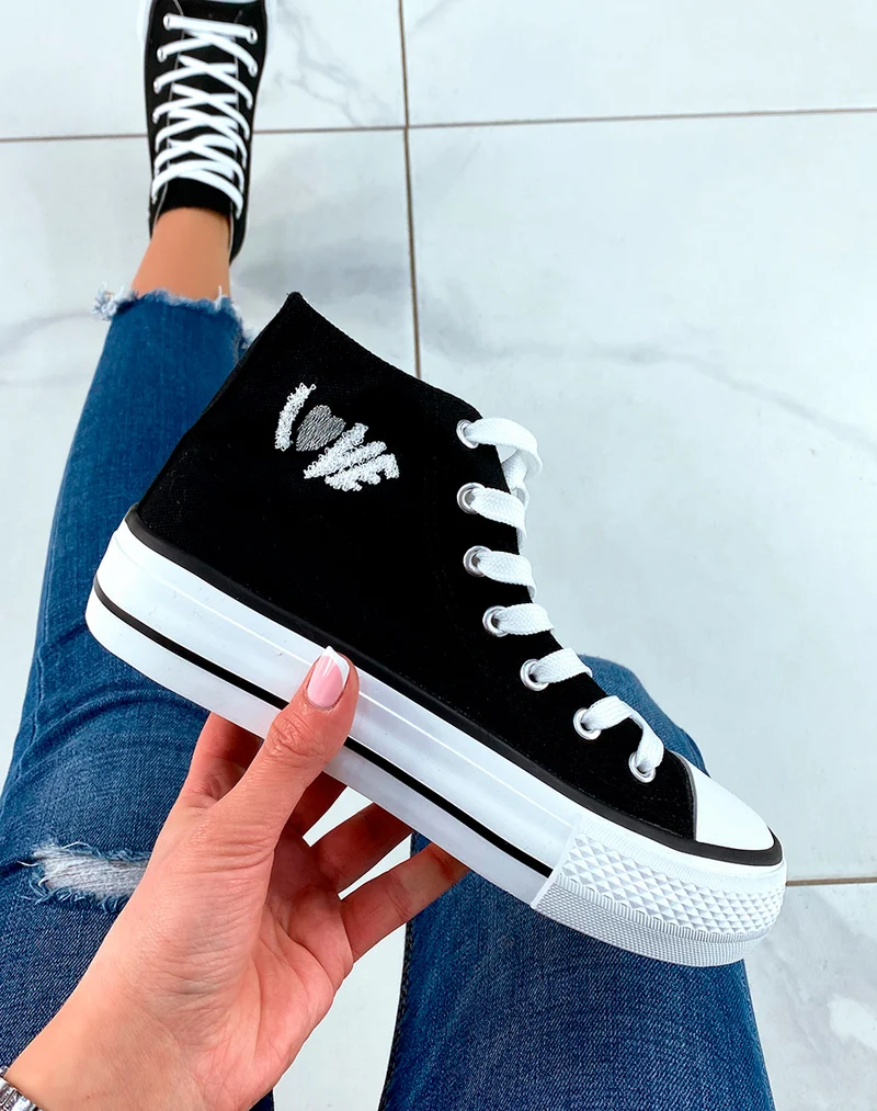 Basket en toile noires et à inscription Love avec détail cœur
