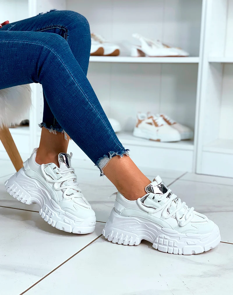 BASKETS BLANCHES ? GROSSE PLATEFORME ET ? D?TAILS M?TALLIQUE