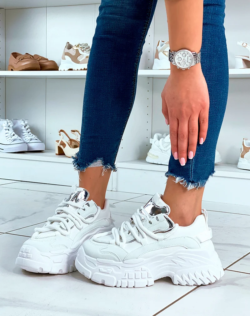 BASKETS BLANCHES ? GROSSE PLATEFORME ET ? D?TAILS M?TALLIQUE