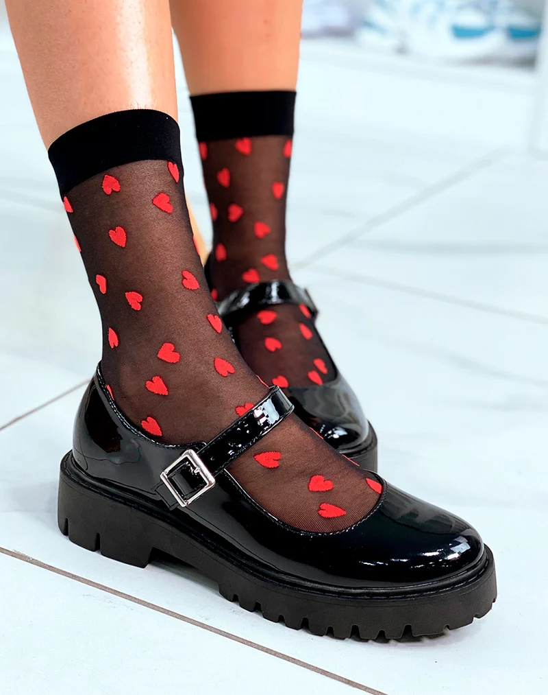 Mocassins noires vernis ouverts tendance avec lanière argentée