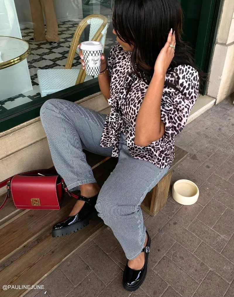 Mocassins noires vernis ouverts tendance avec lanière argentée