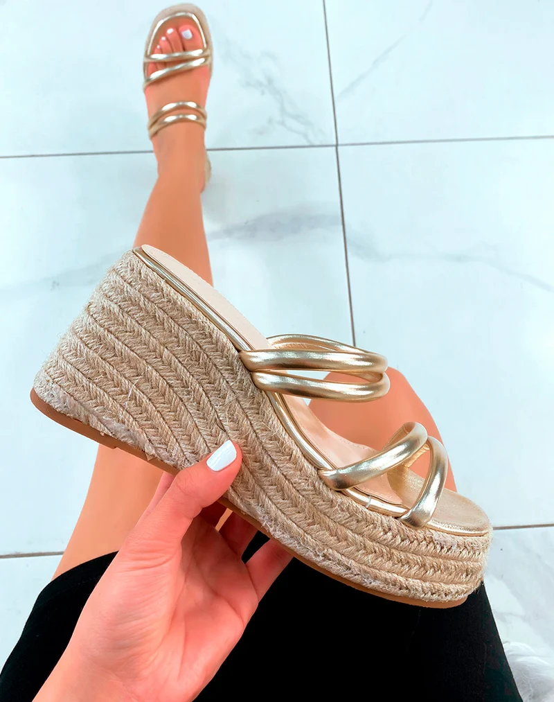 Mules compensées dorées à multiples brides