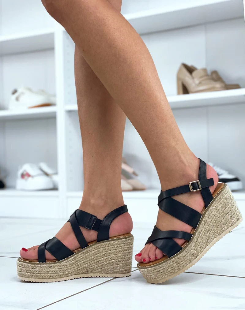 Sandales noires à talon compensé en jute à multiples brides asymétriques
