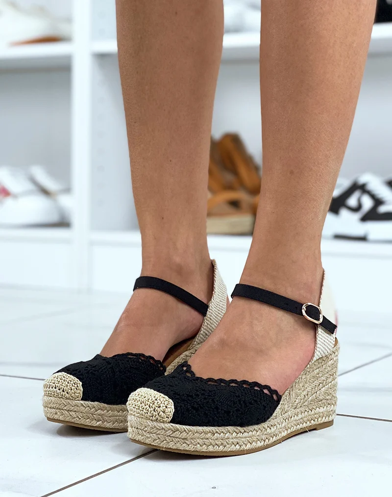Compensées noires et beiges à détails brodés