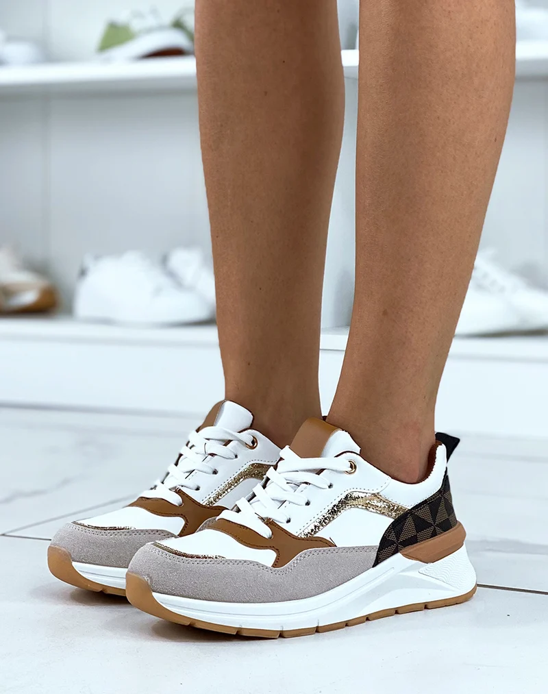 Baskets blanches à multiples détails et empiècements