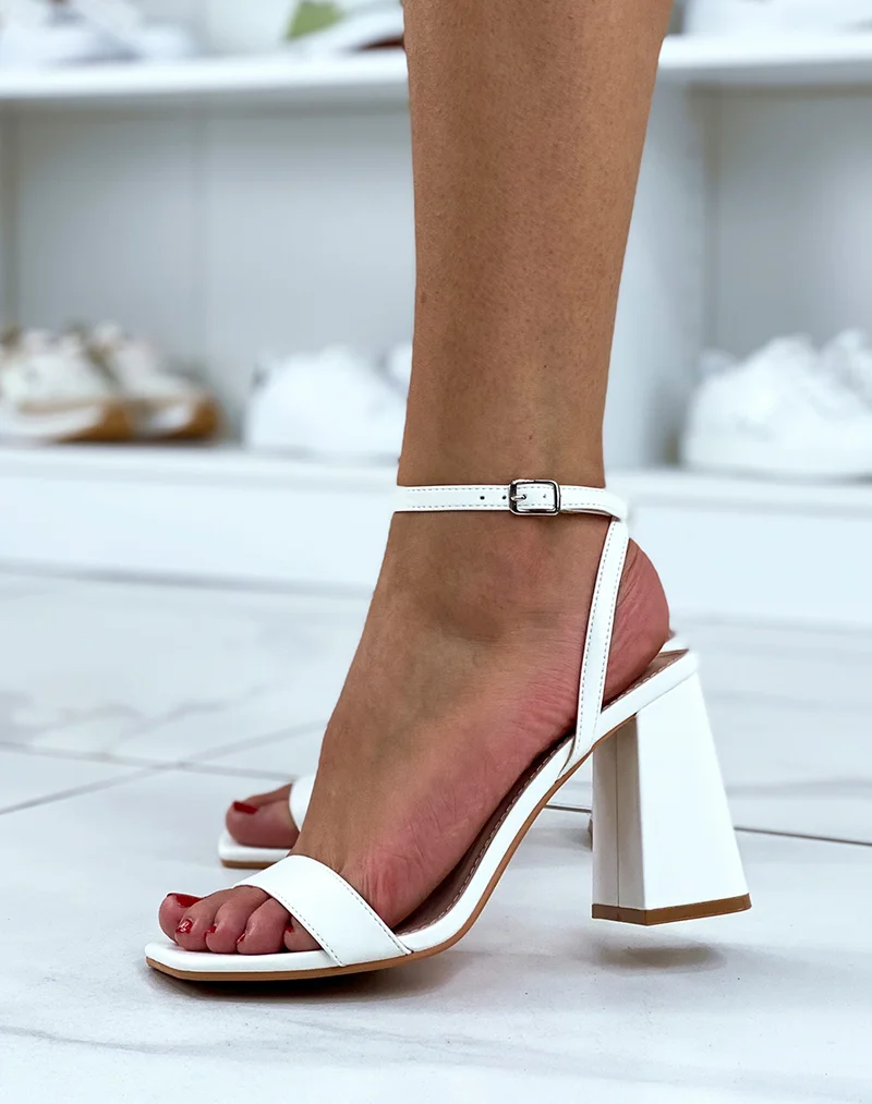 Sandales à talons blanches avec talons épais et bride ajustable