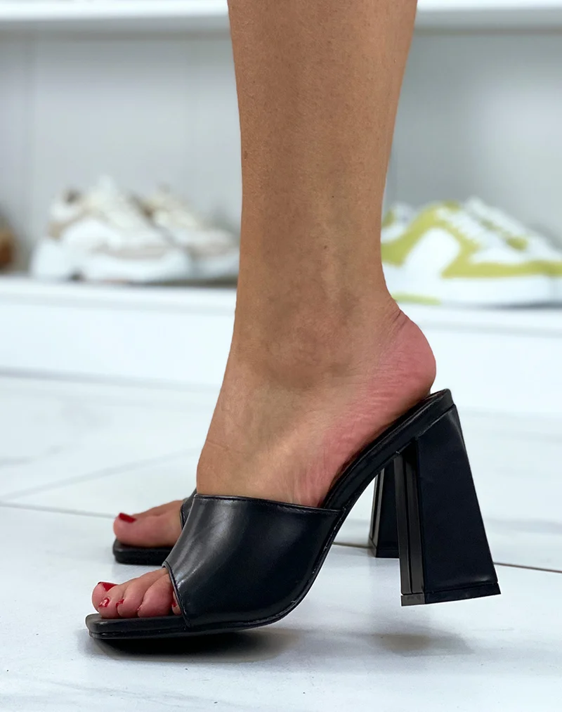 Mules noires à gros talon carré