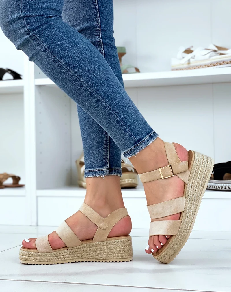Sandales compensées beiges à double brides épaisses et semelle en toile de jute