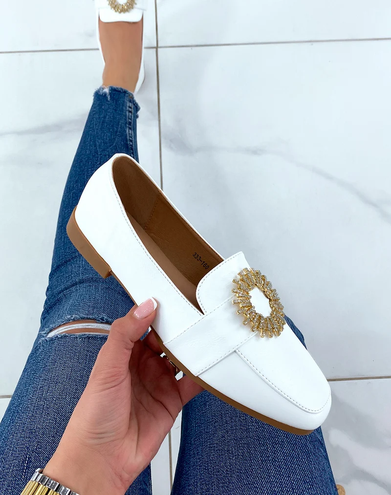 Mocassins blancs avec détail doré