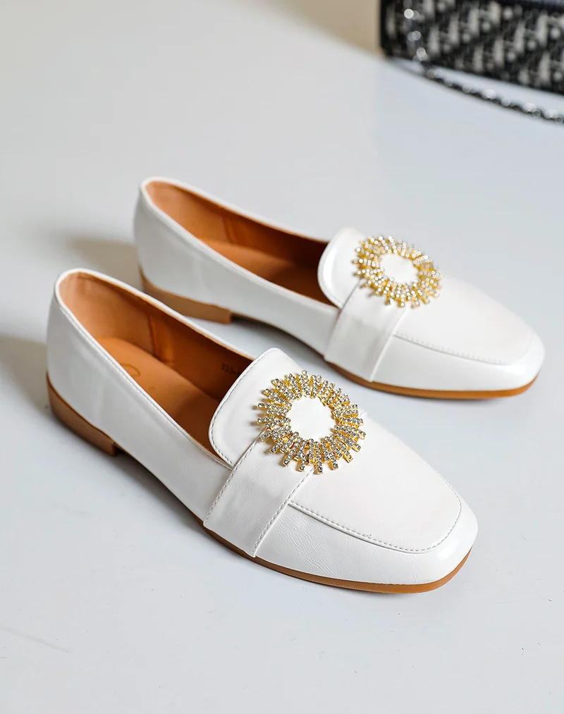 Mocassins blancs avec détail doré