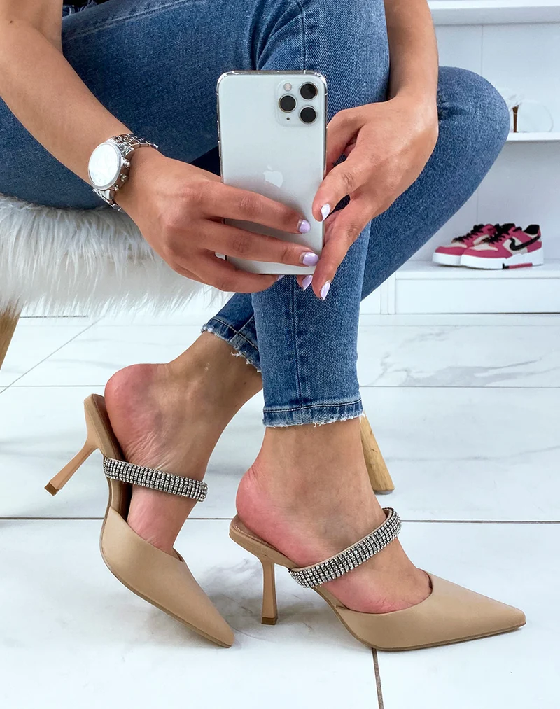 Mules beiges à talon bout pointu et lanière à strass