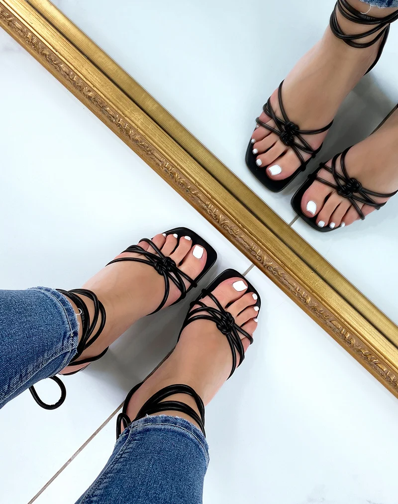 Sandales noires à lacets avec talons larges
