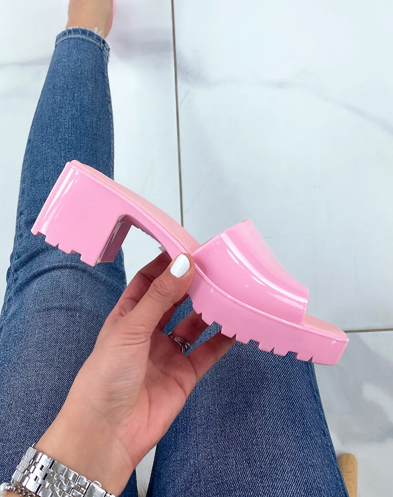 Mules roses bonbon vernis à petit talon carré