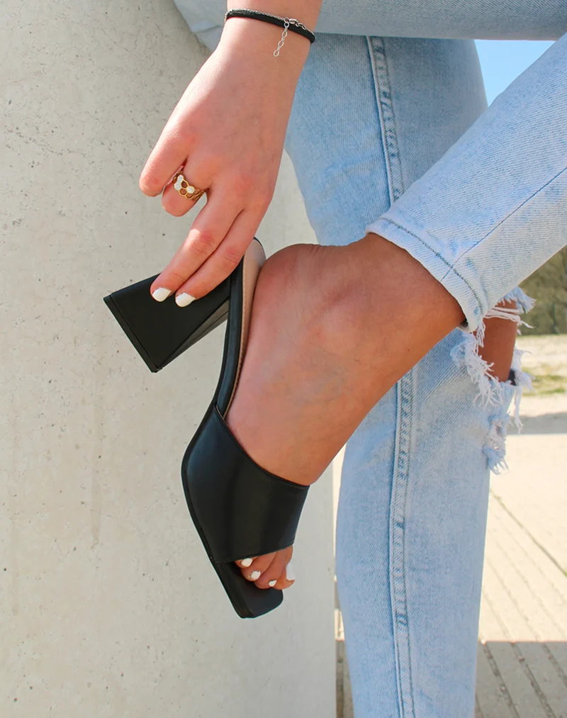 Mules noires à talon triangulaire