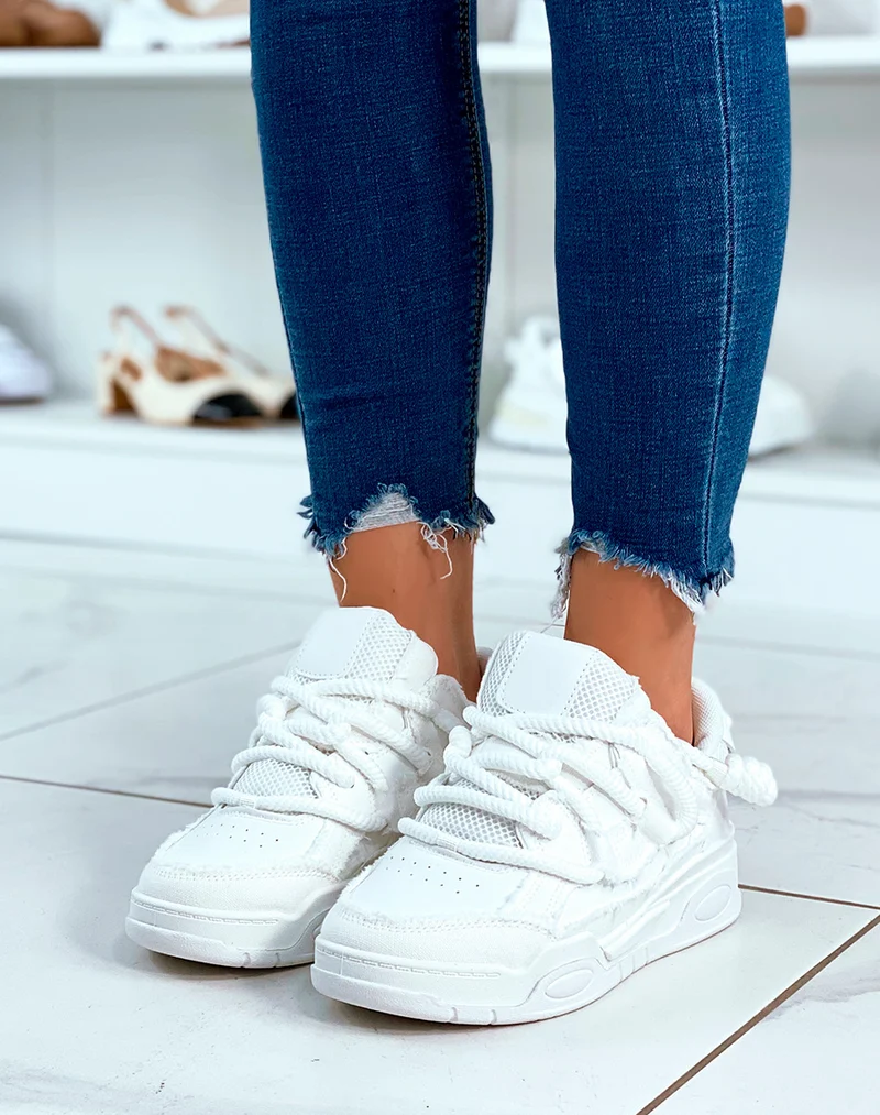 BASKETS BLANCHES ? LACET ?PAIS ET ? EFFET JEANS D?CHIR?S