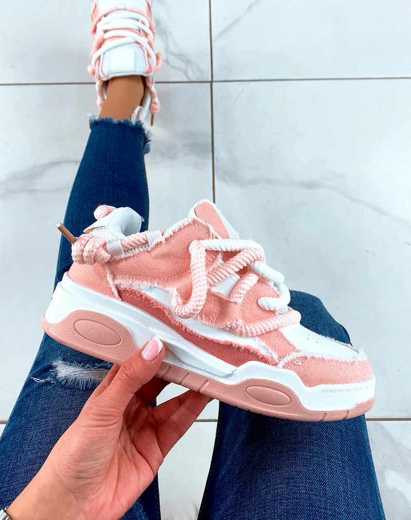 BASKETS BLANC ET ROSE ? LACET ?PAIS ET ? EFFET JEANS D?CHIR?S