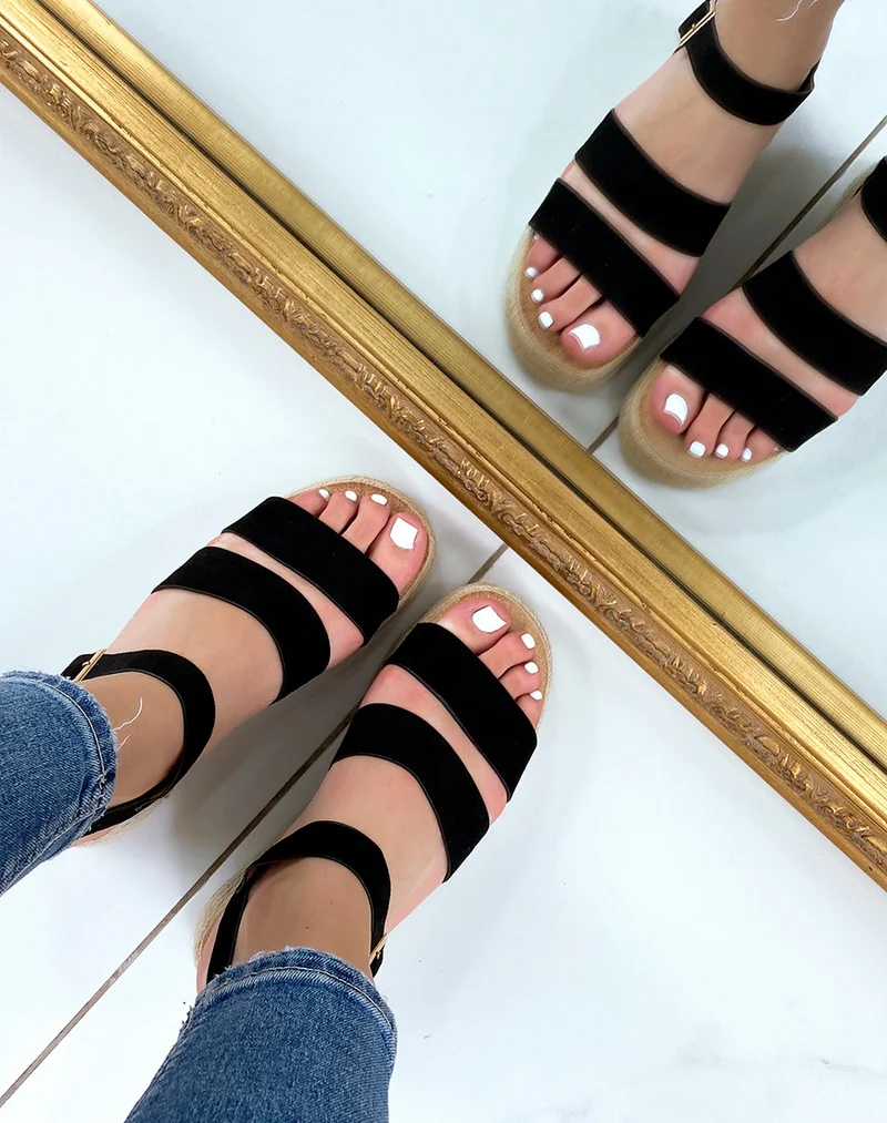 Sandales compensées noires à double brides épaisses et semelle en toile de jute